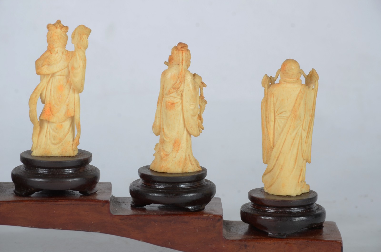 Conjunto com 7 estatuetas de marfim oriental com bases de madeira. - foto 6 de 8