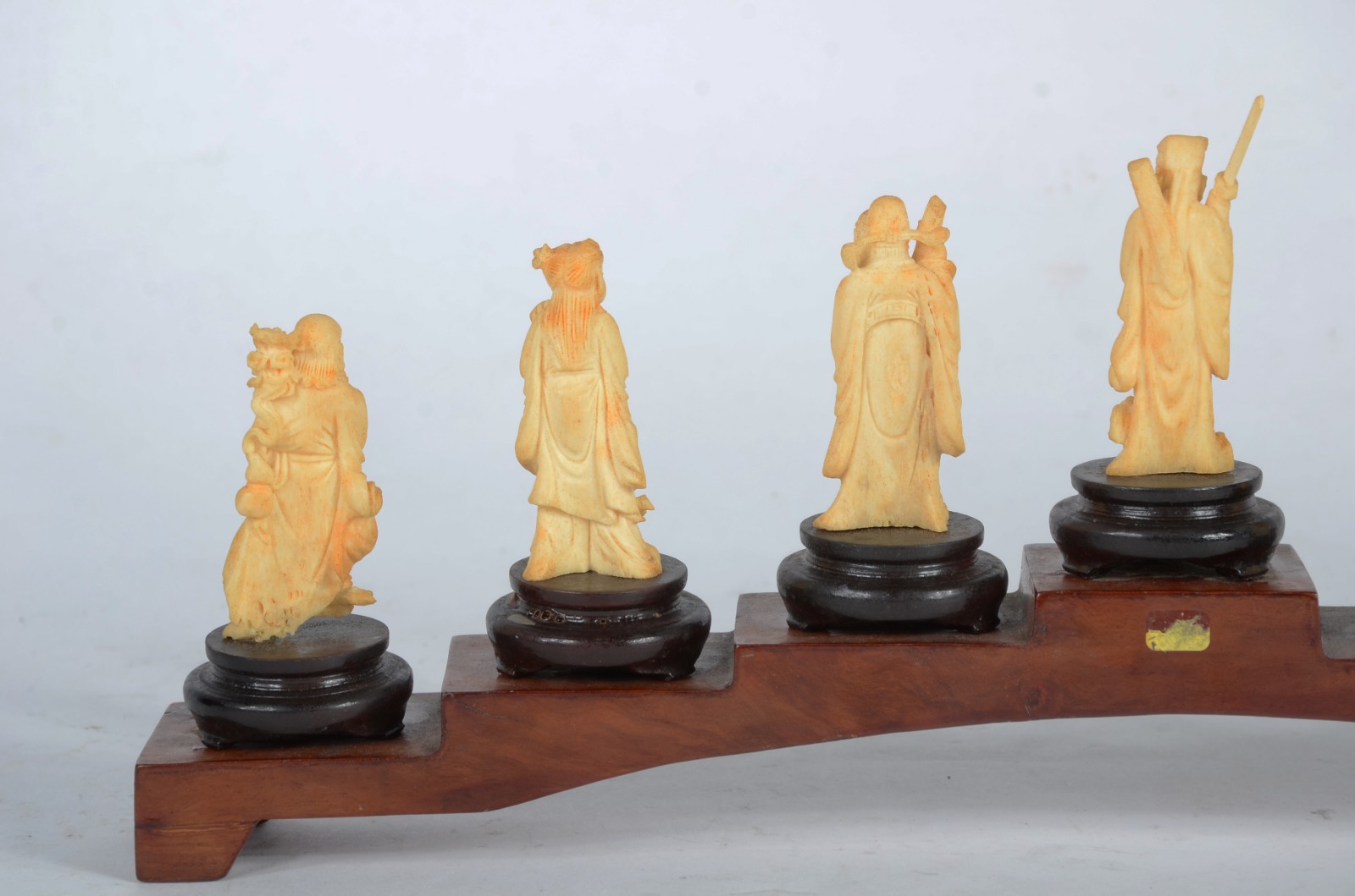 Conjunto com 7 estatuetas de marfim oriental com bases de madeira. - foto 7 de 8