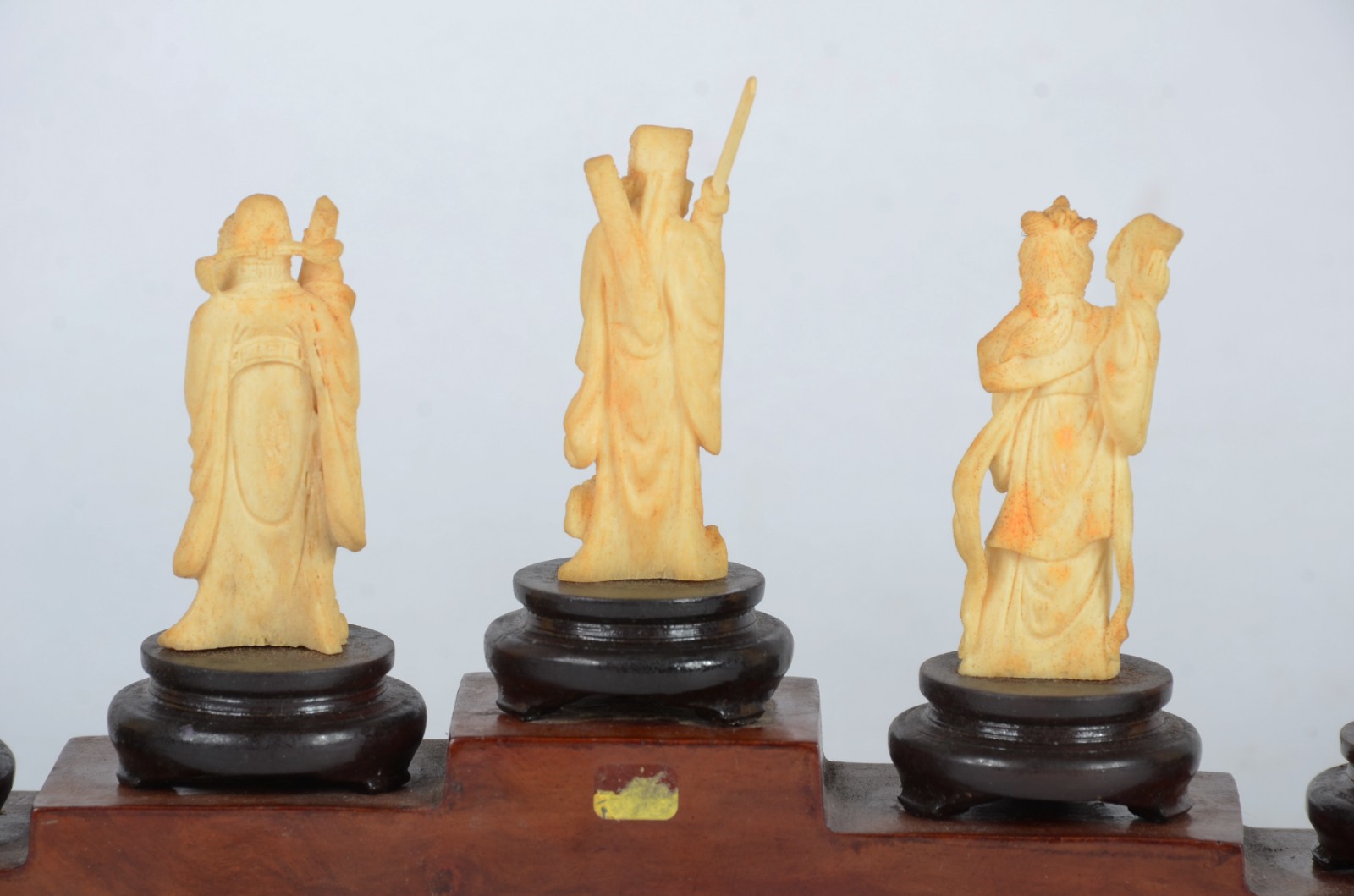 Conjunto com 7 estatuetas de marfim oriental com bases de madeira. - foto 8 de 8