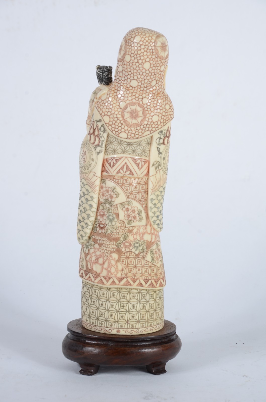 Estatueta de marfim representando figura masculina com barbicha e... - foto 4 de 6