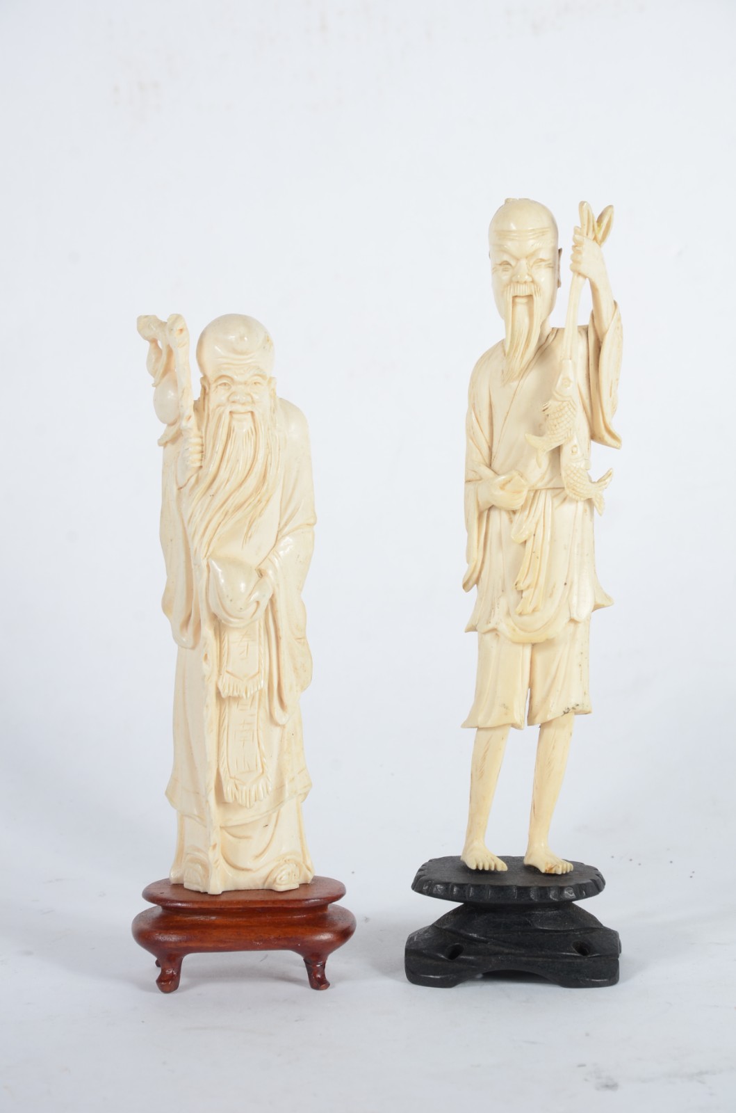 Duas estatuetas de marfim, sendo uma representando pescador e outra... - foto 1 de 8