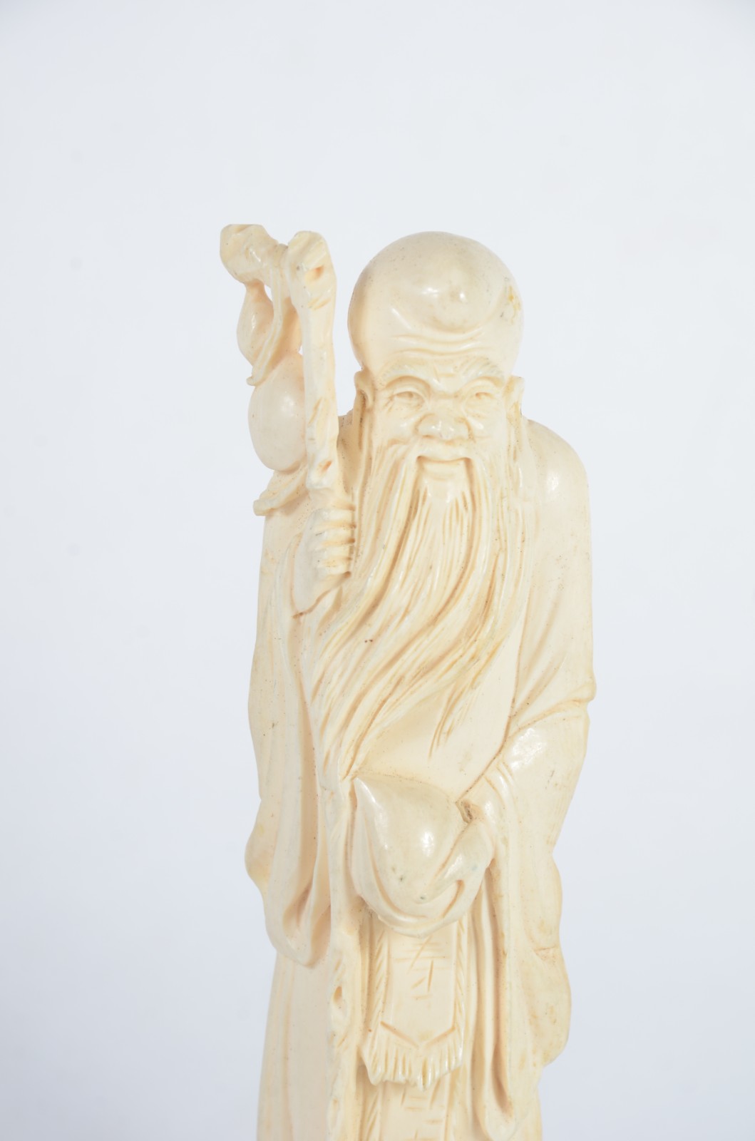 Duas estatuetas de marfim, sendo uma representando pescador e outra... - foto 2 de 8