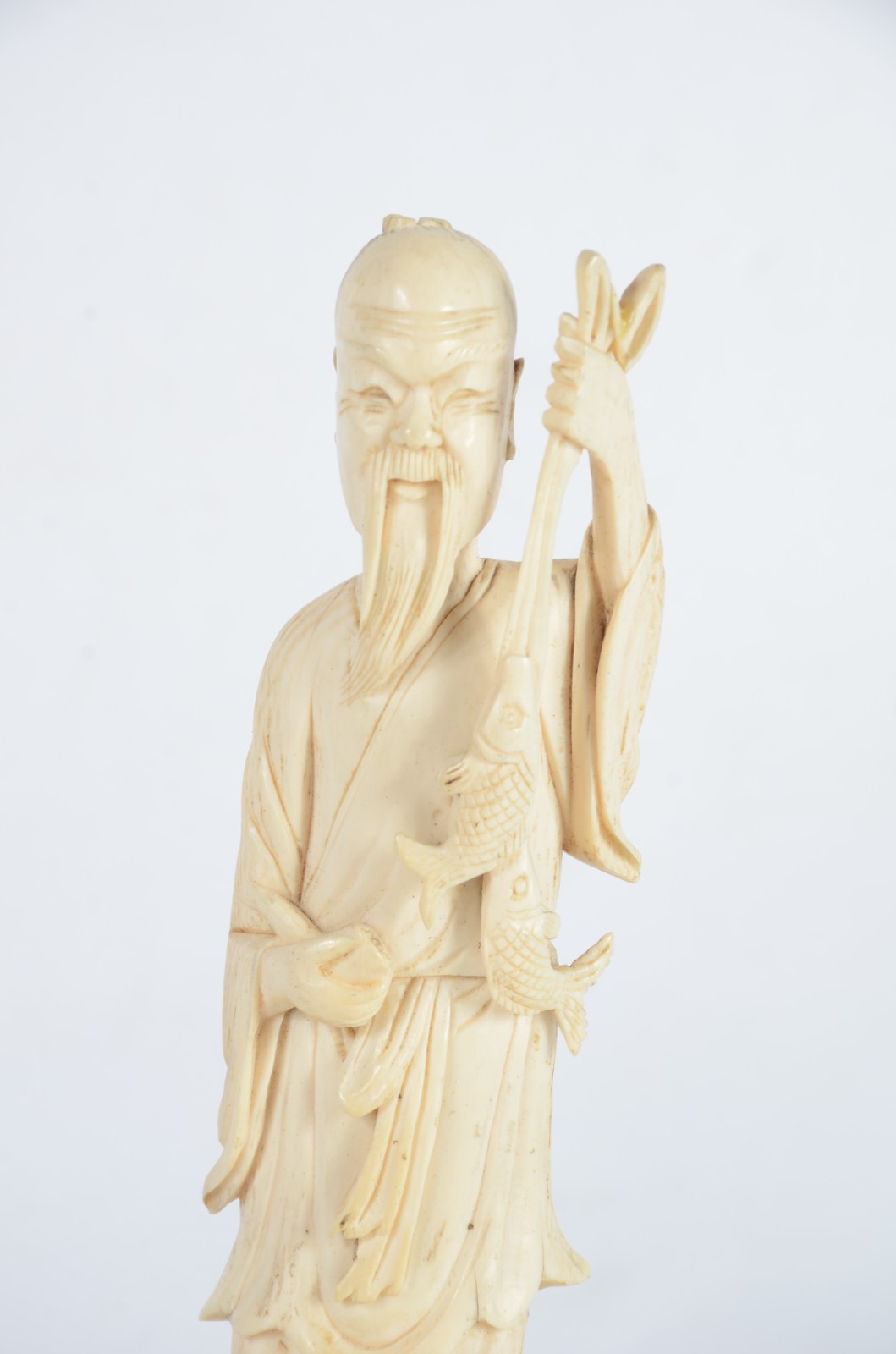 Duas estatuetas de marfim, sendo uma representando pescador e outra... - foto 3 de 8