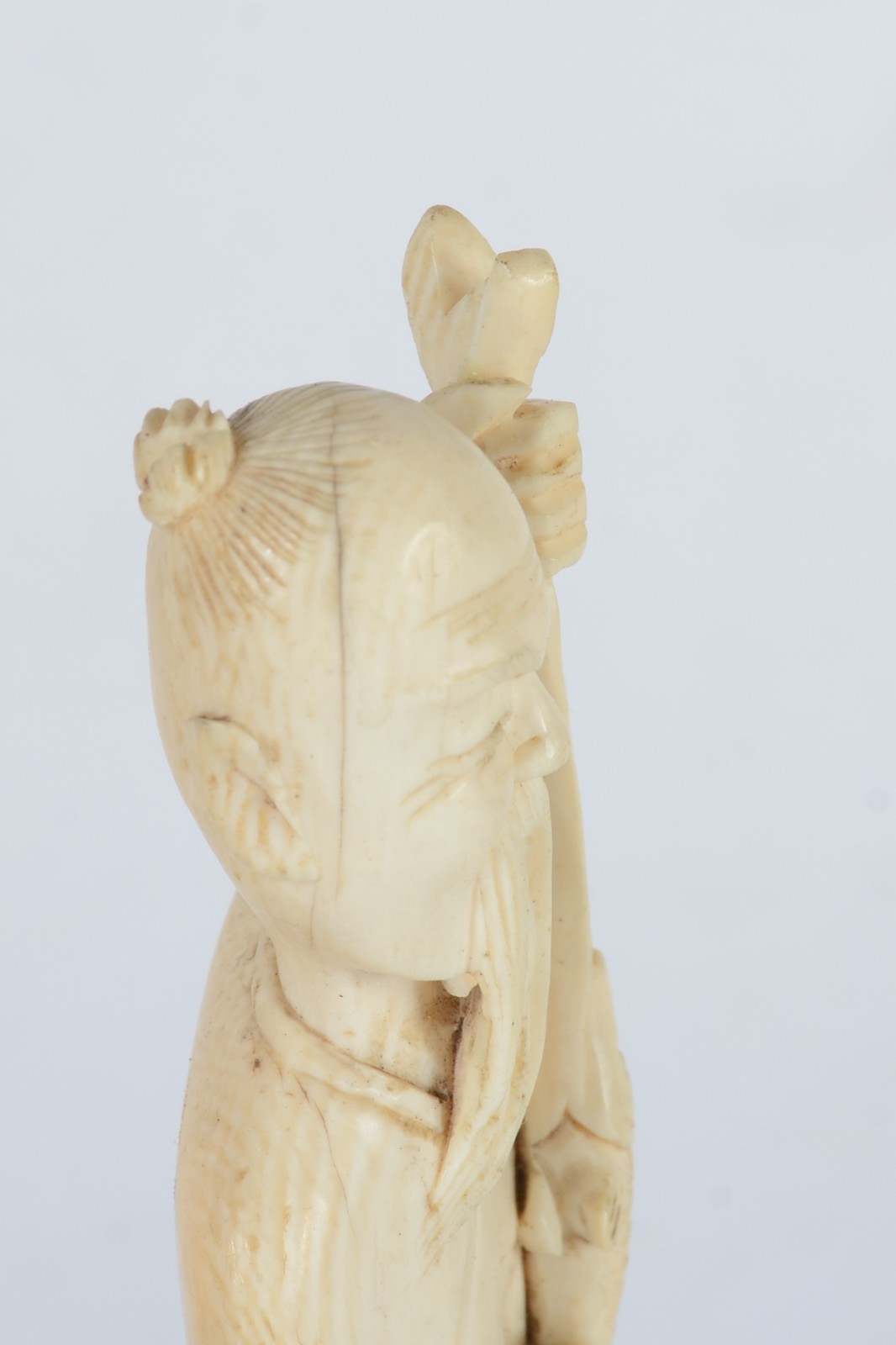Duas estatuetas de marfim, sendo uma representando pescador e outra... - foto 6 de 8