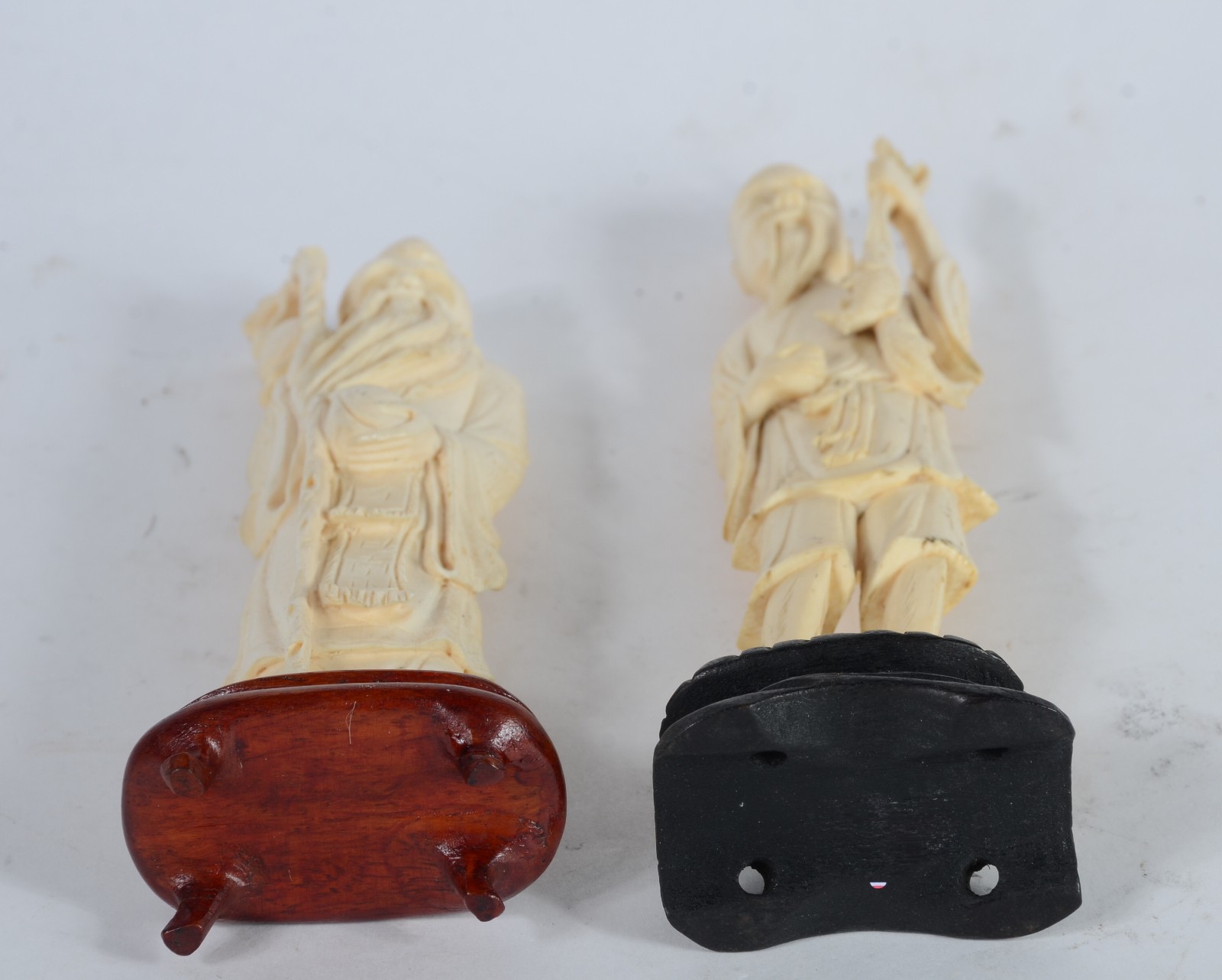 Duas estatuetas de marfim, sendo uma representando pescador e outra... - foto 8 de 8