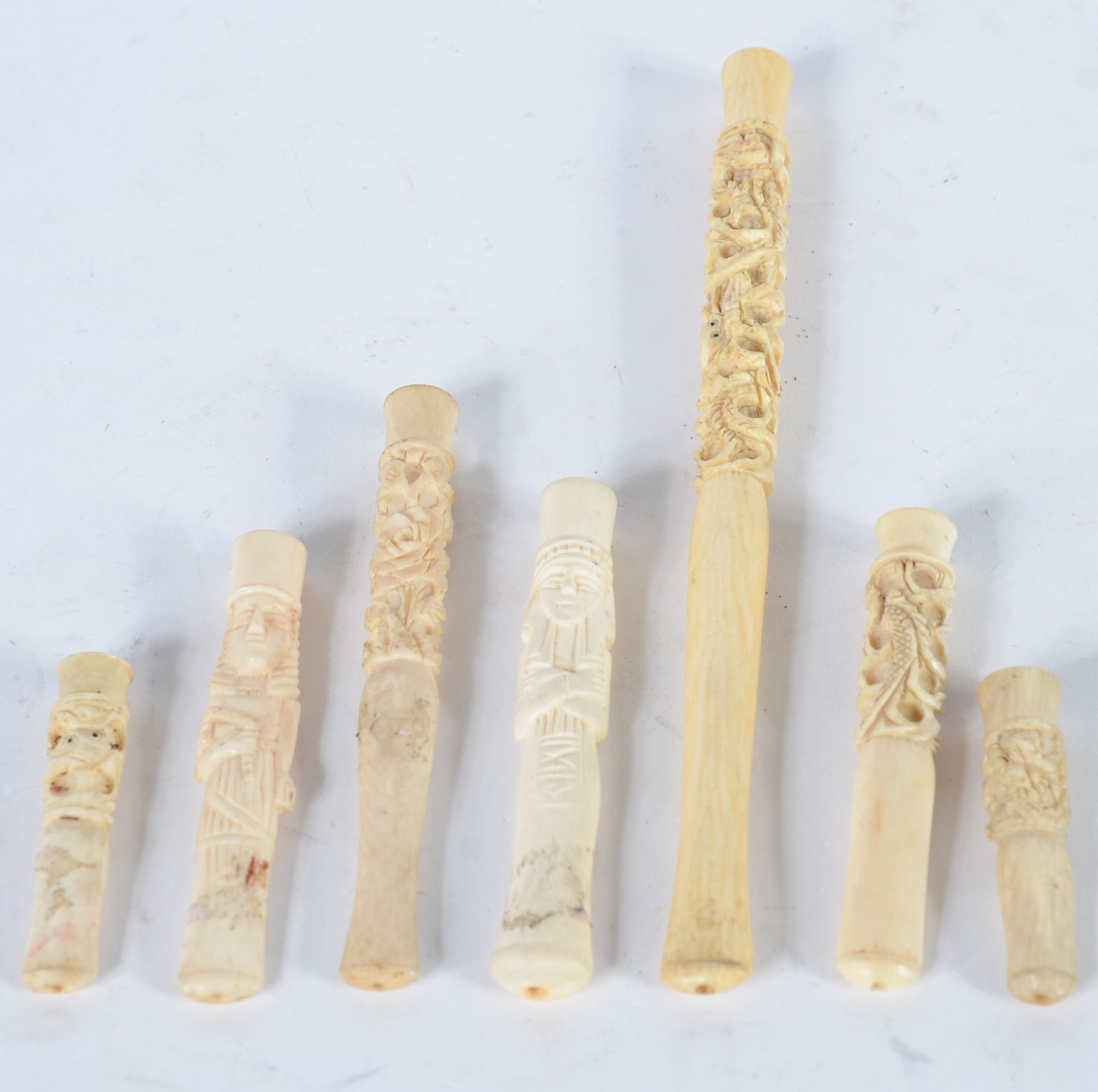 Conjunto com 7 piteiras de marfim trabalhado. - foto 1 de 2