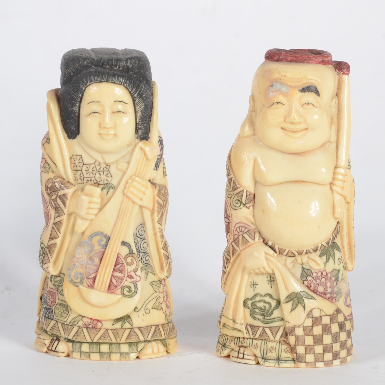 Par de estatuetas de marfim policromado representando casal com... - foto 1 de 5