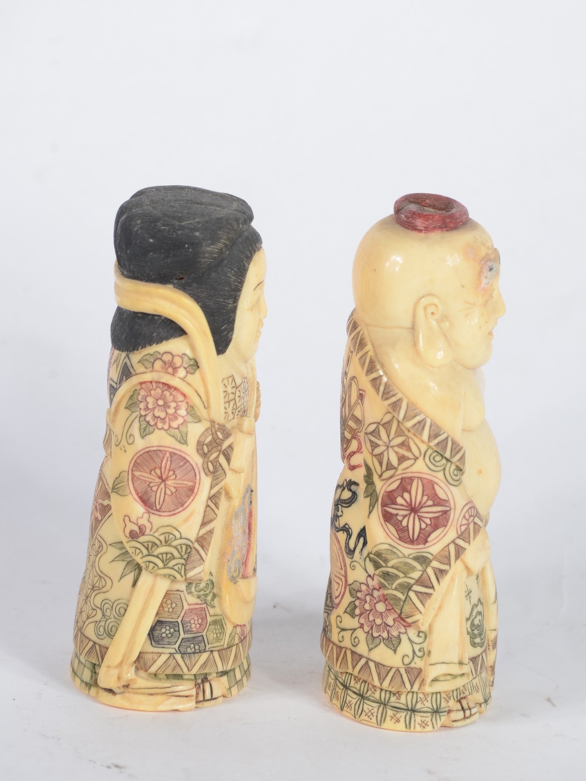 Par de estatuetas de marfim policromado representando casal com... - foto 2 de 5