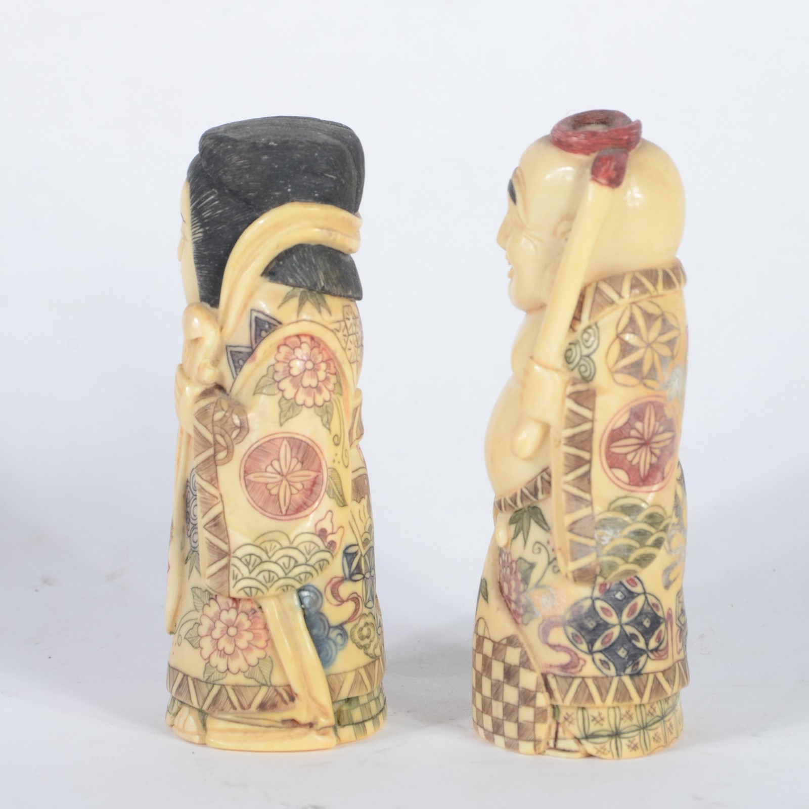 Par de estatuetas de marfim policromado representando casal com... - foto 3 de 5