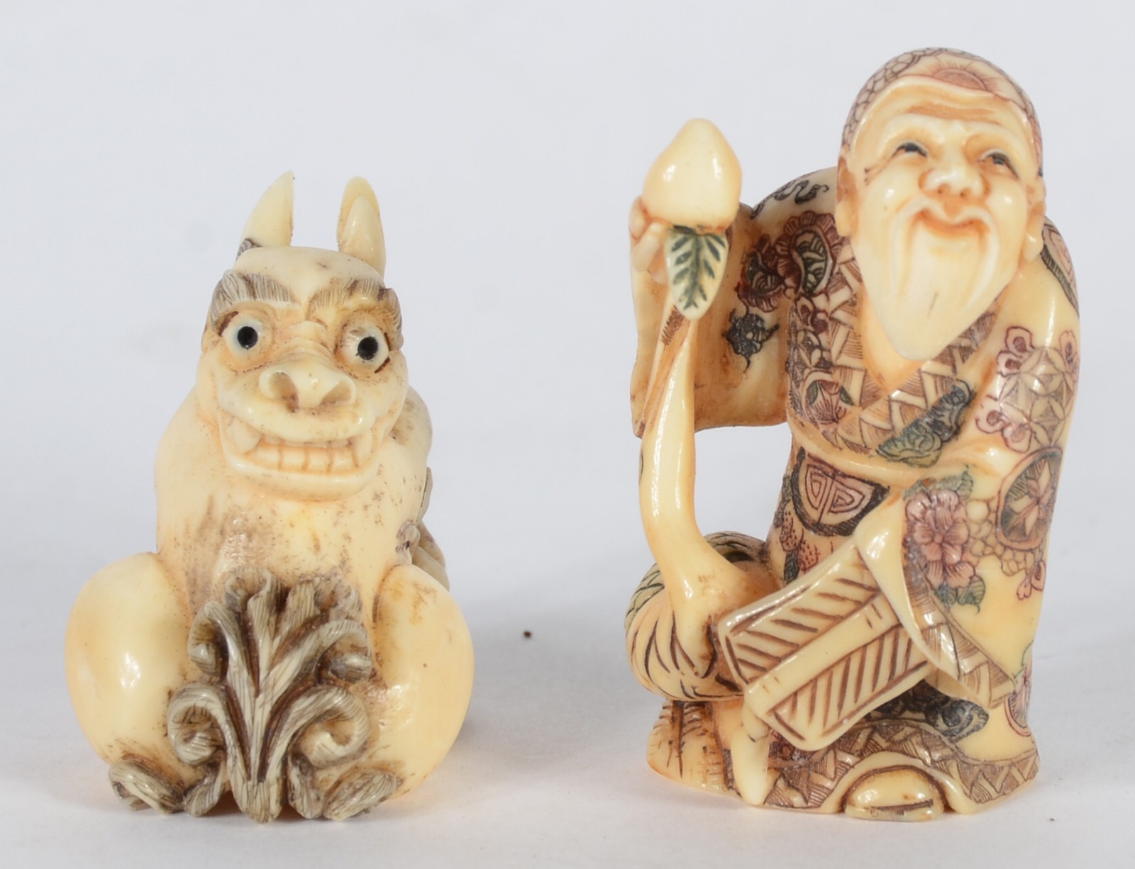 Dois netsukes de marfim oriental representando ancião e figura de... - foto 1 de 5