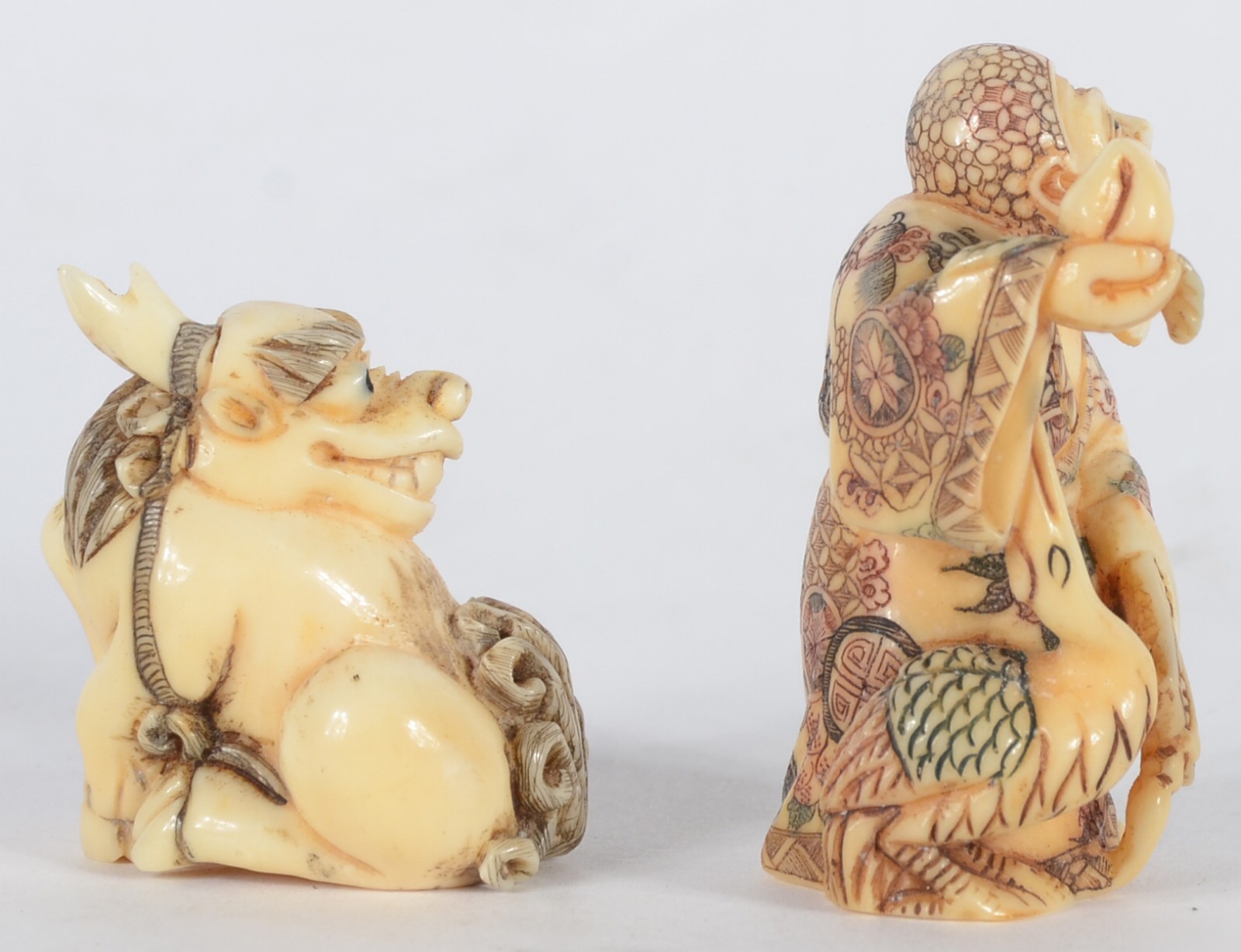 Dois netsukes de marfim oriental representando ancião e figura de... - foto 2 de 5