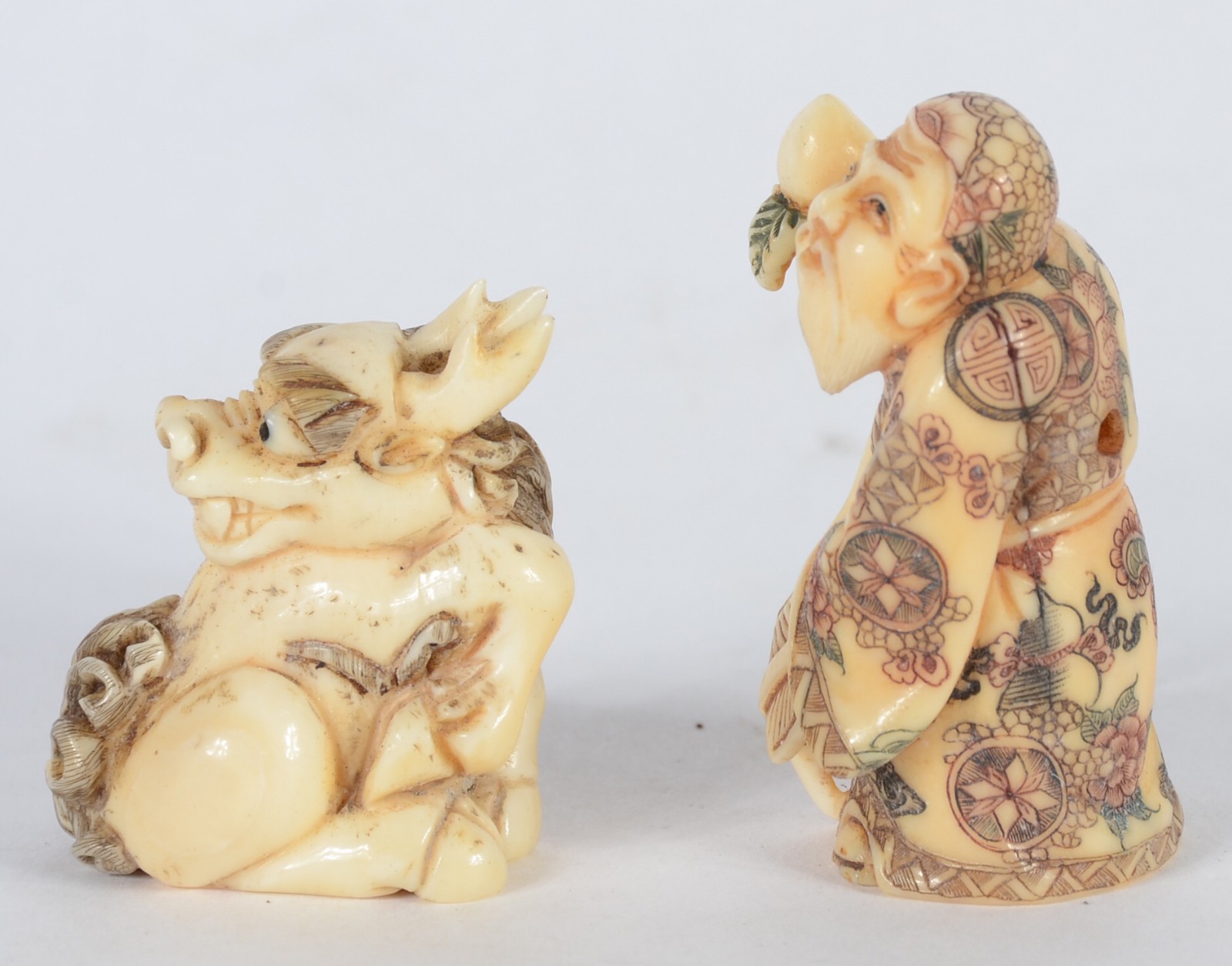 Dois netsukes de marfim oriental representando ancião e figura de... - foto 3 de 5
