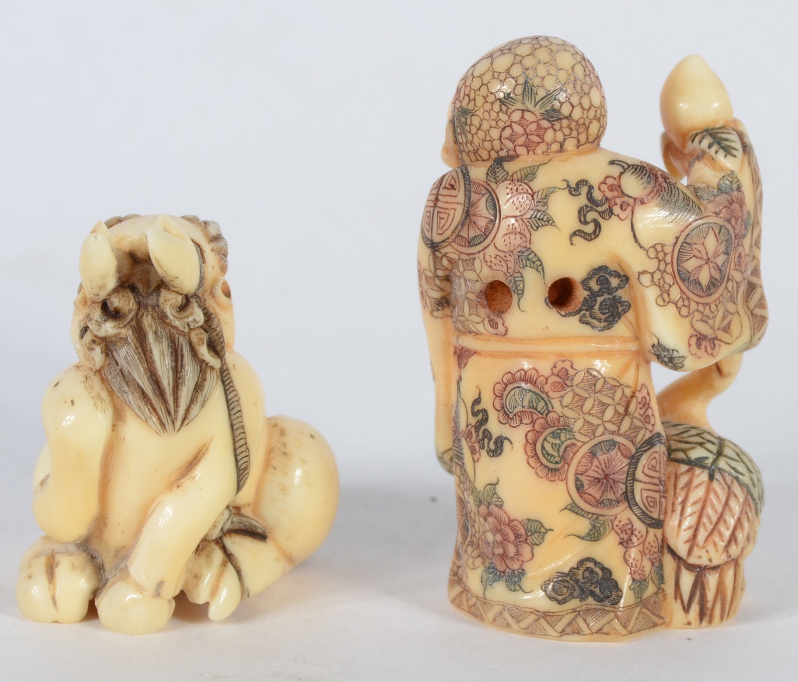 Dois netsukes de marfim oriental representando ancião e figura de... - foto 4 de 5