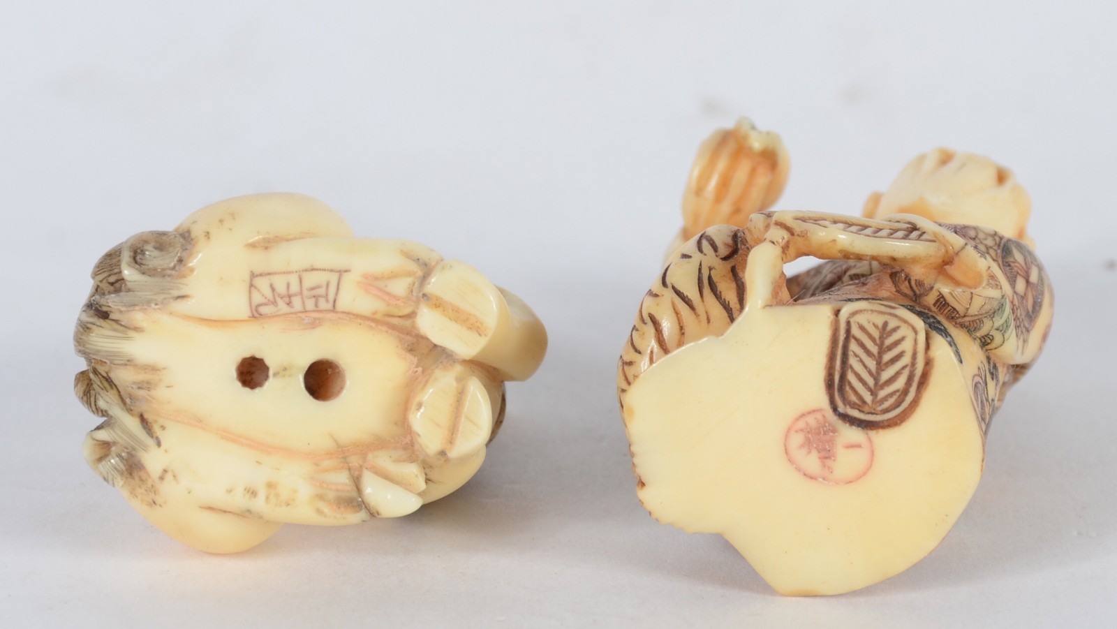 Dois netsukes de marfim oriental representando ancião e figura de... - foto 5 de 5