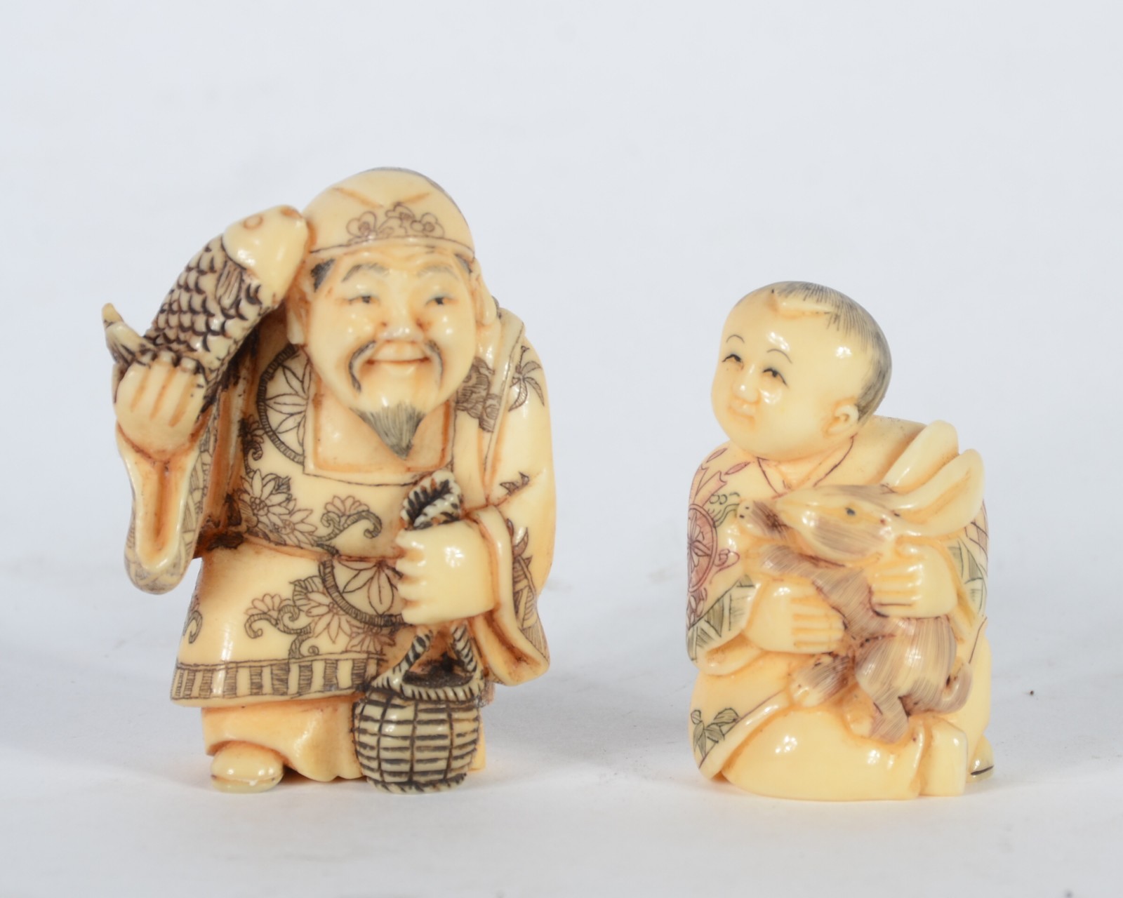Dois netsukes de marfim oriental policromado representando figura... - foto 1 de 5