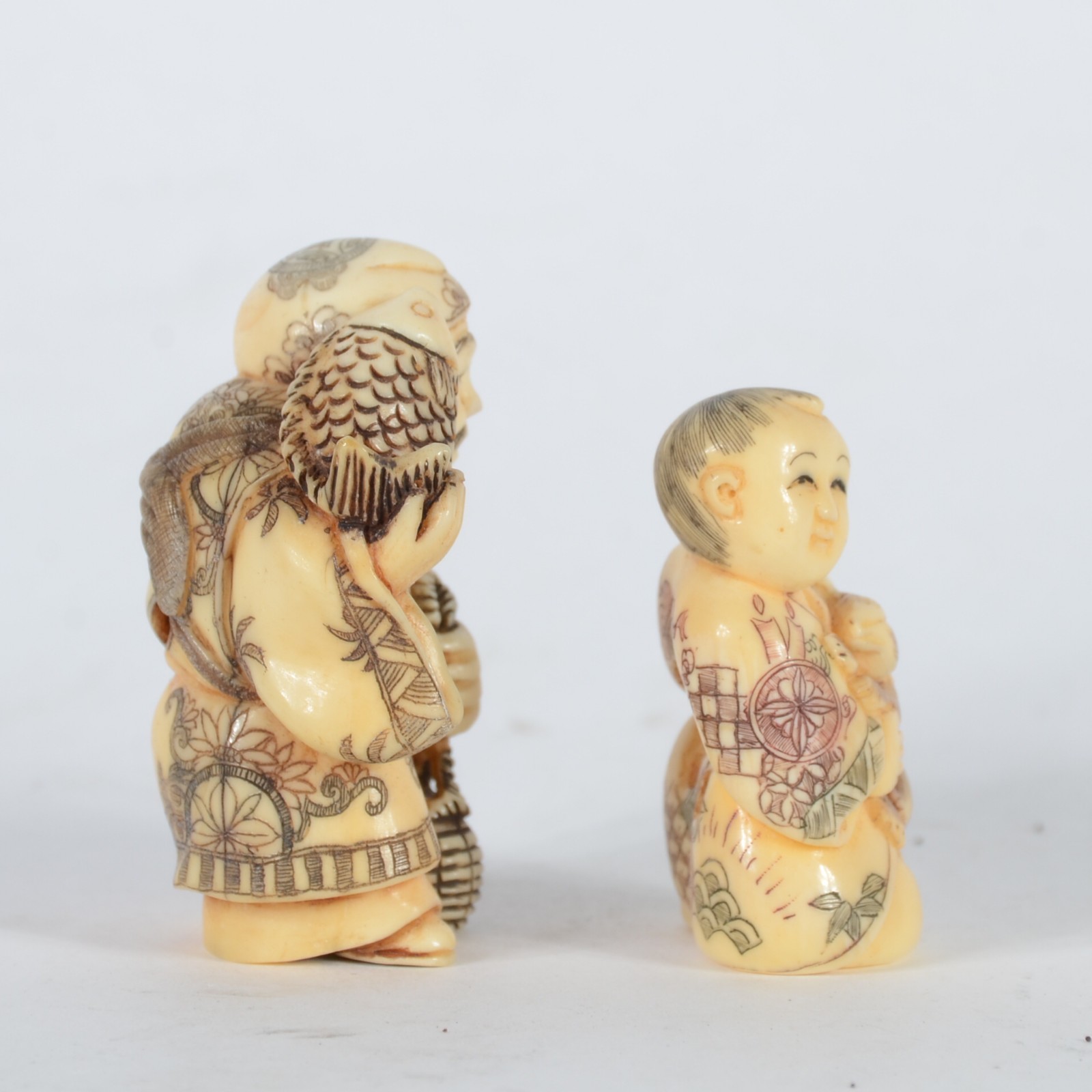 Dois netsukes de marfim oriental policromado representando figura... - foto 2 de 5