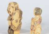 Dois netsukes de marfim oriental policromado re... - Dois netsukes de marfim oriental policromado representando figura masculina com peixe e jovem segurando coelho. Bases assinadas.