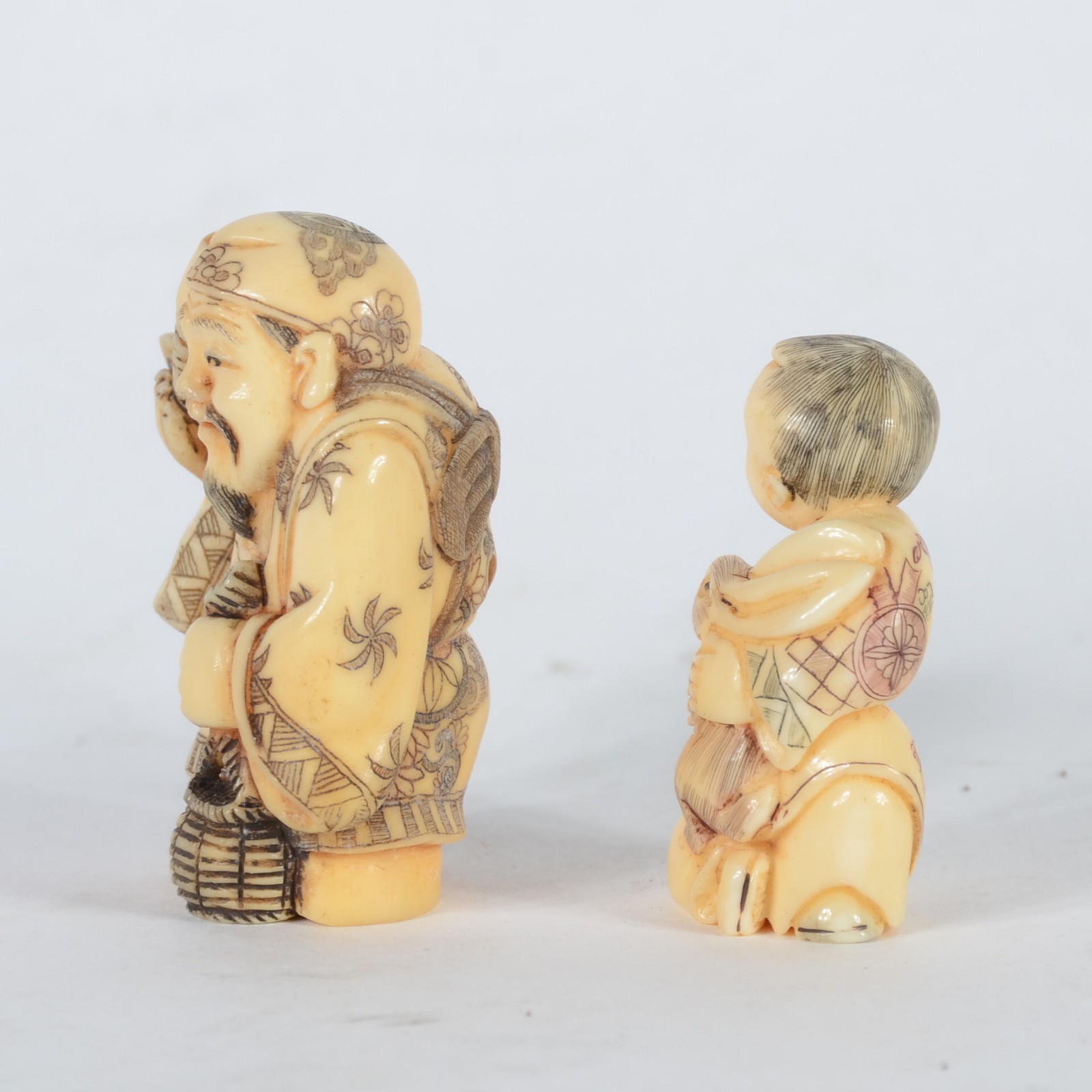 Dois netsukes de marfim oriental policromado representando figura... - foto 3 de 5