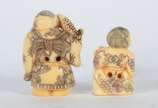 Dois netsukes de marfim oriental policromado re... - Dois netsukes de marfim oriental policromado representando figura masculina com peixe e jovem segurando coelho. Bases assinadas.