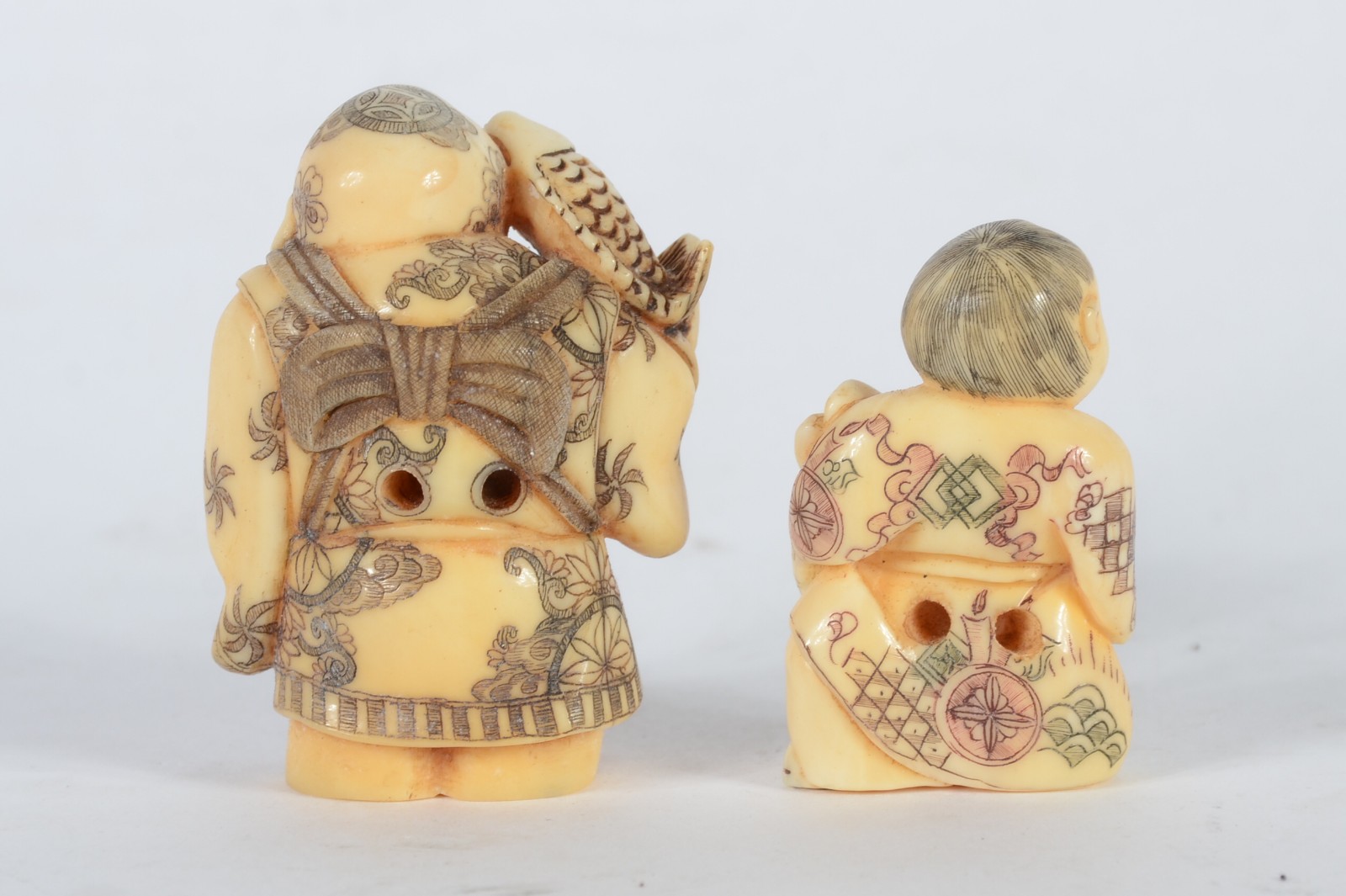 Dois netsukes de marfim oriental policromado representando figura... - foto 4 de 5