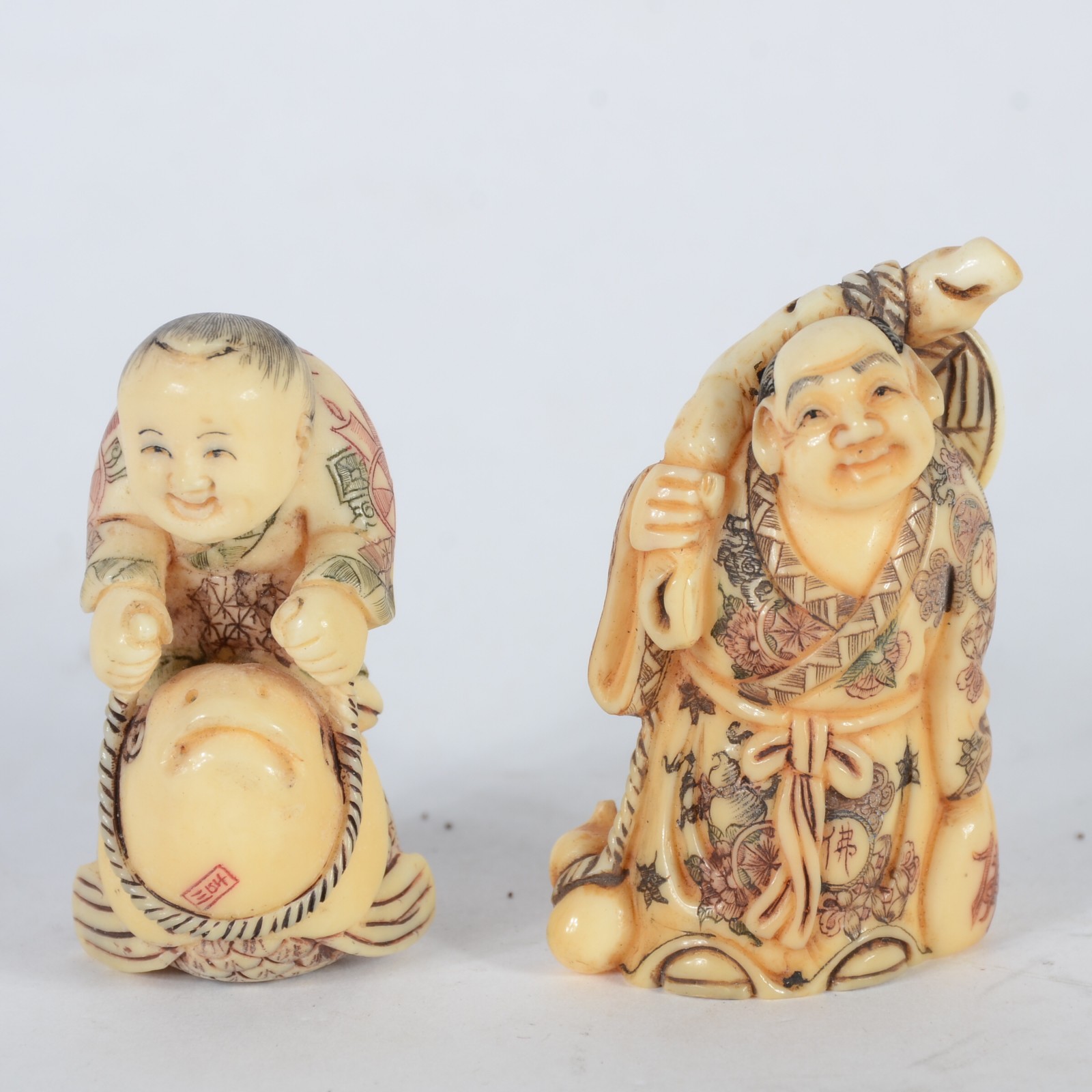 Dois netsukes de marfim oriental policromado representando jovem... - foto 1 de 6