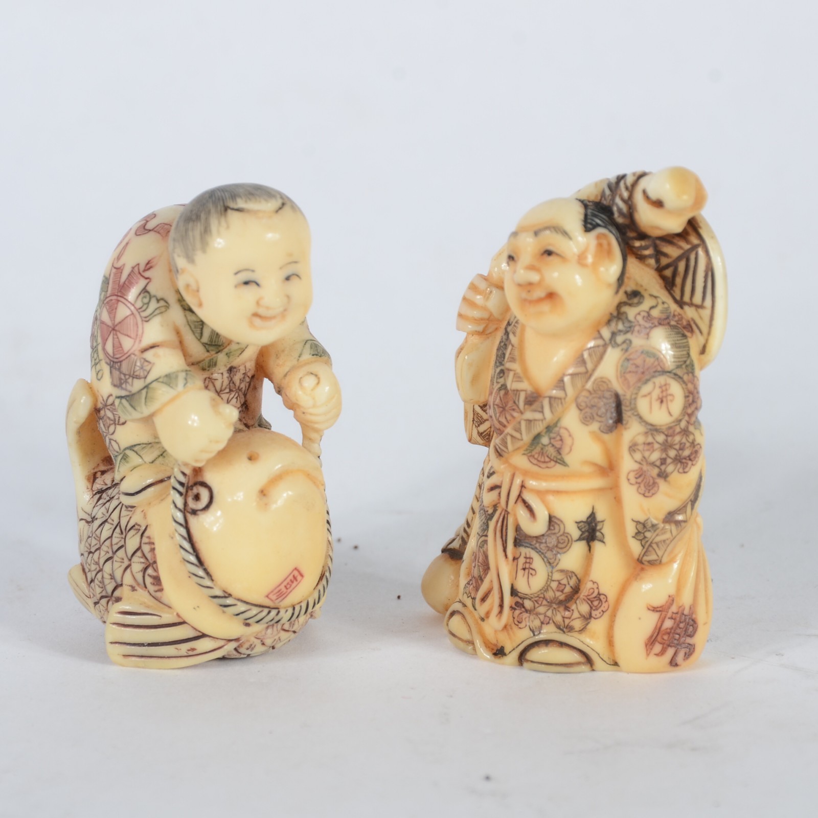 Dois netsukes de marfim oriental policromado representando jovem... - foto 2 de 6