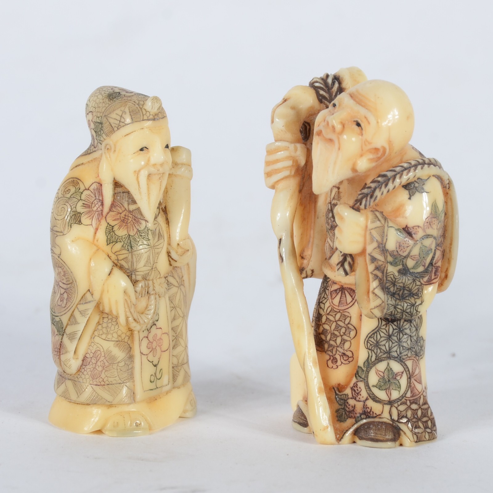 Dois netsukes de marfim oriental policromado representando figuras de... - foto 2 de 6