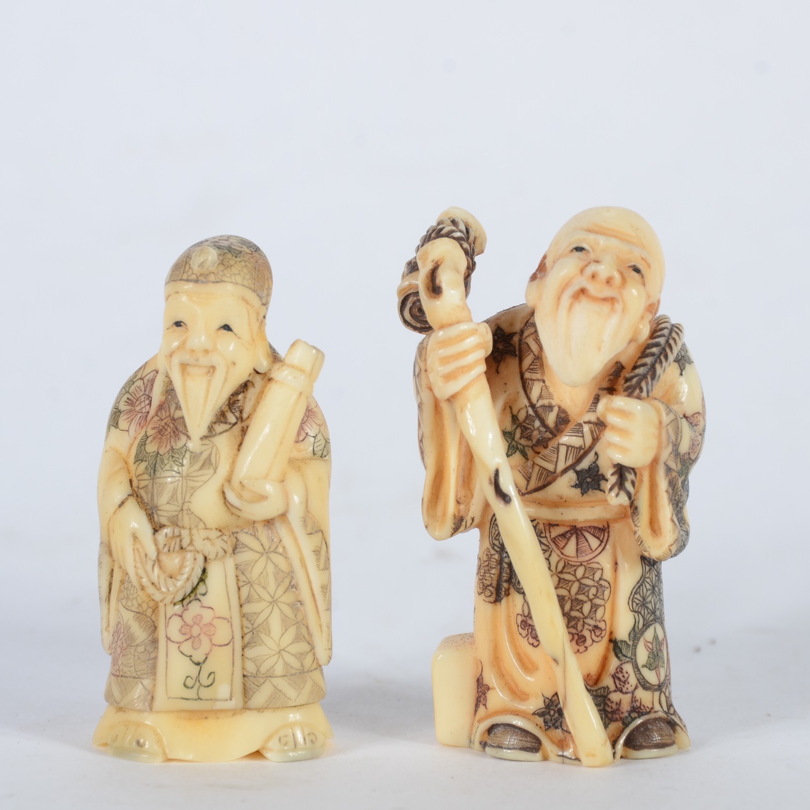 Dois netsukes de marfim oriental policromado representando figuras de... - foto 1 de 6