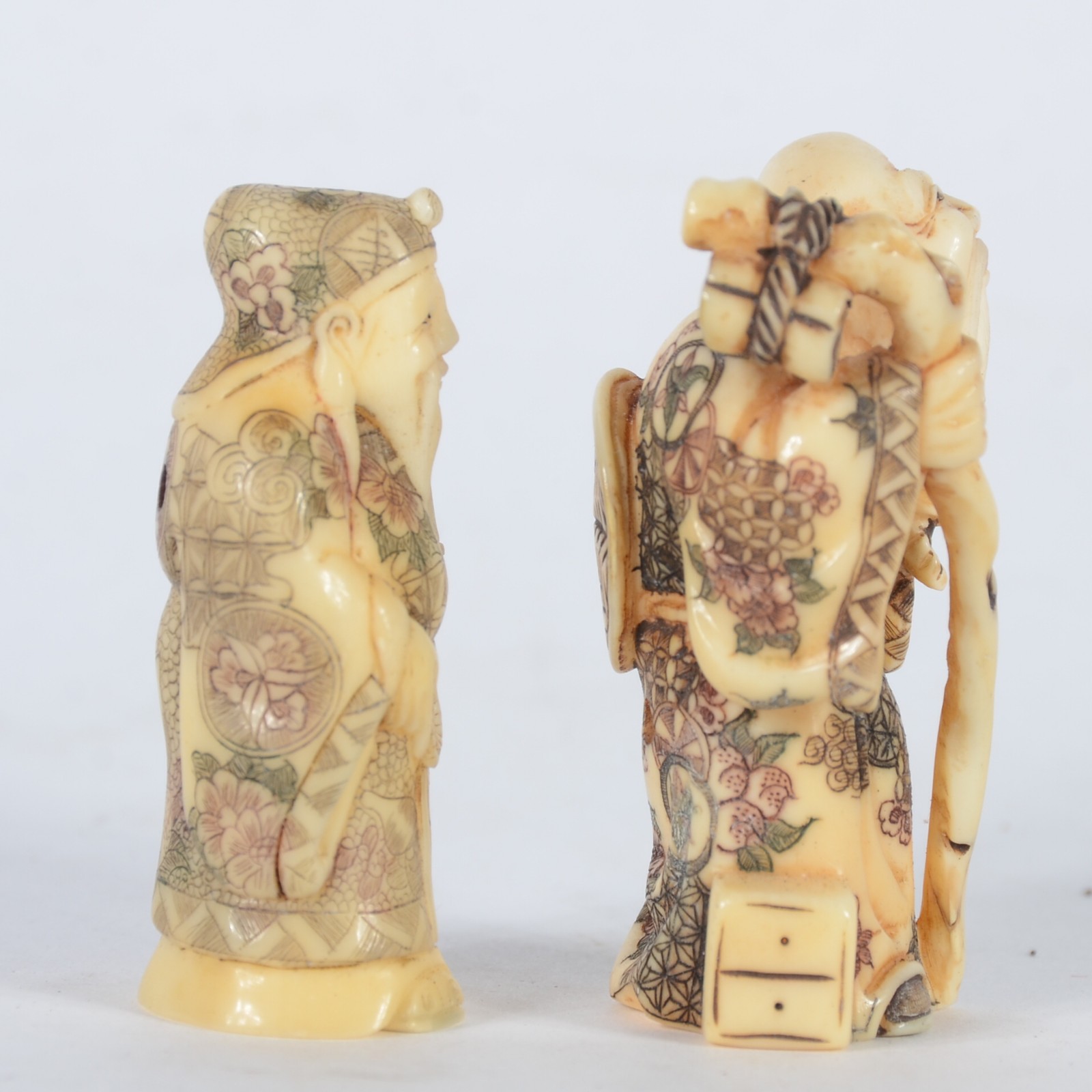 Dois netsukes de marfim oriental policromado representando figuras de... - foto 3 de 6