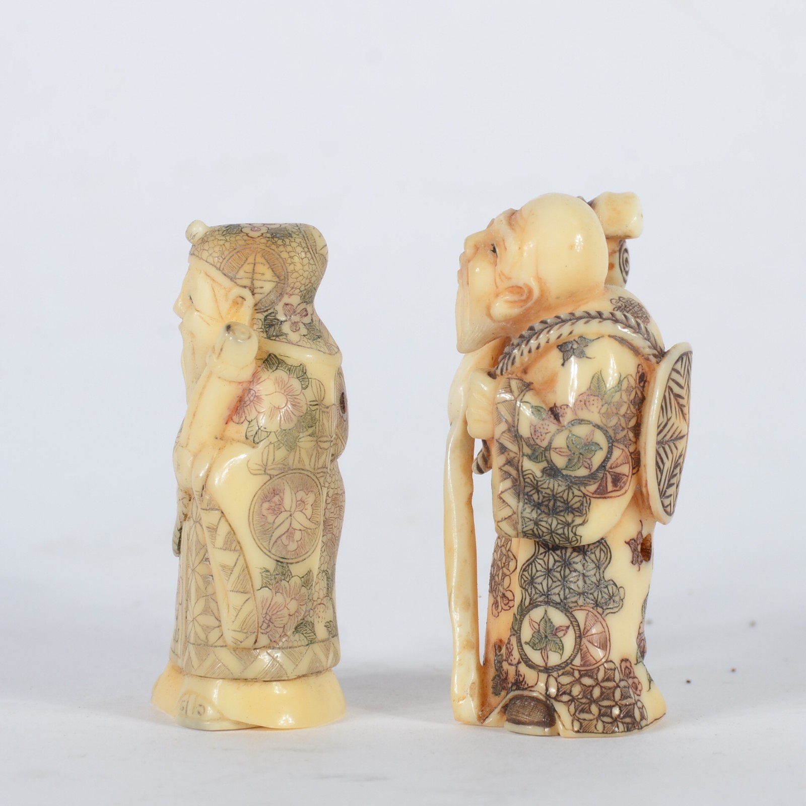 Dois netsukes de marfim oriental policromado representando figuras de... - foto 4 de 6
