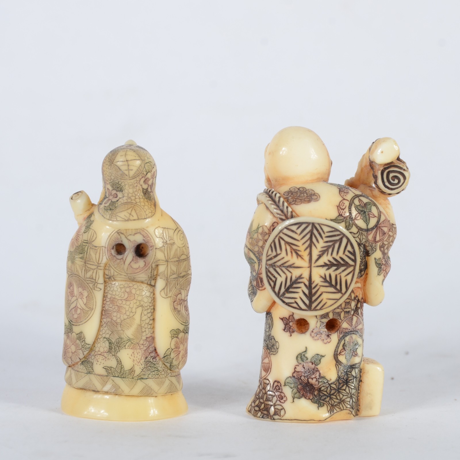 Dois netsukes de marfim oriental policromado representando figuras de... - foto 5 de 6