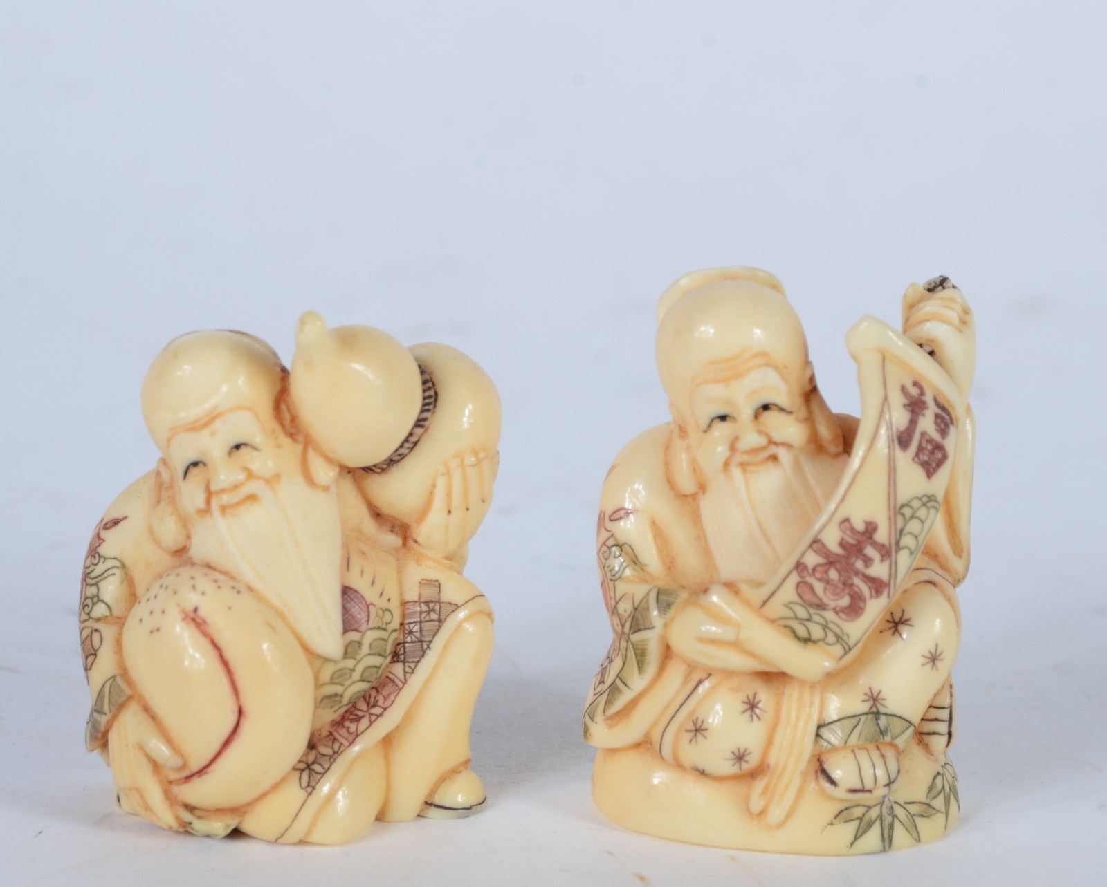 Dois netsukes de marfim oriental policromado representando anciãos... - foto 1 de 5