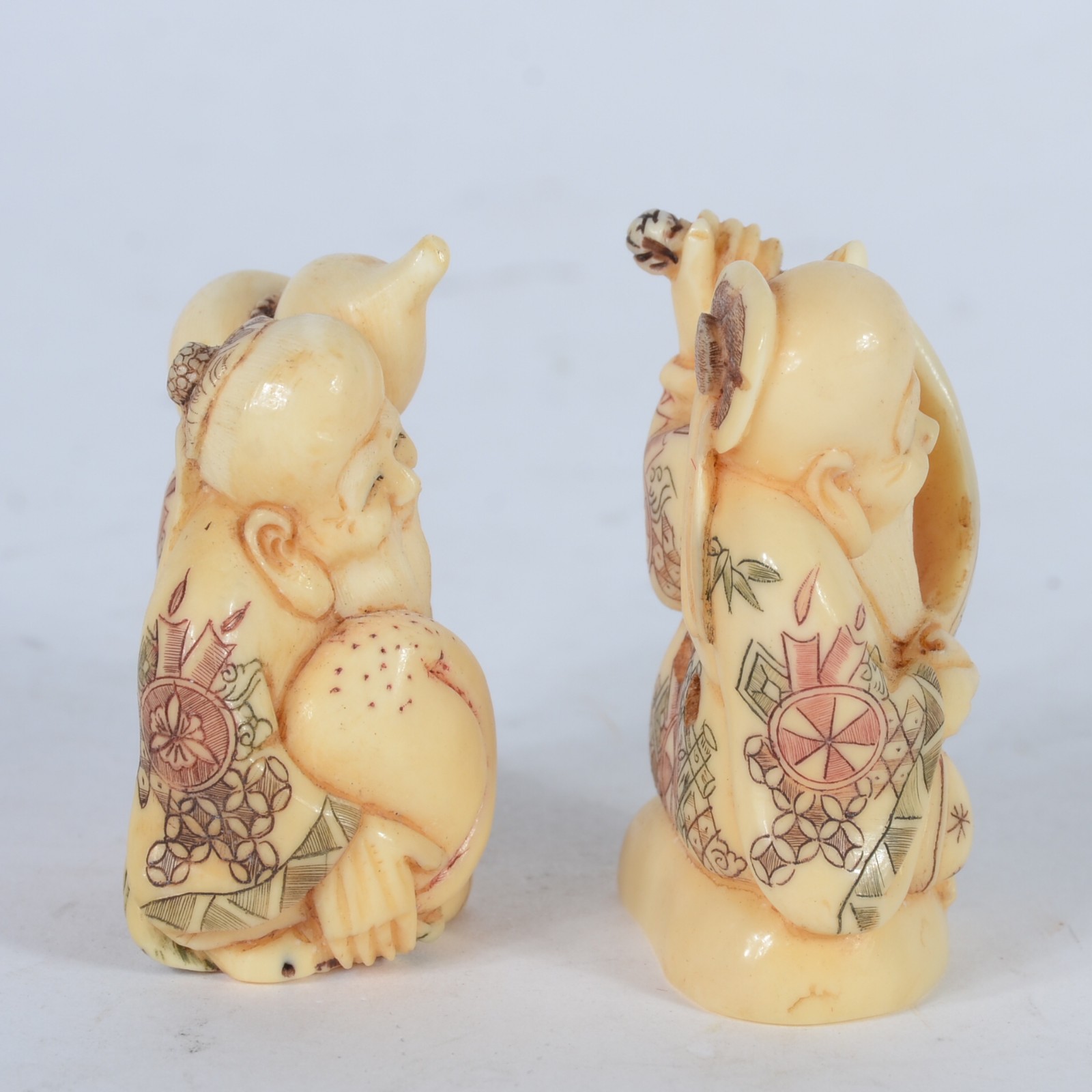 Dois netsukes de marfim oriental policromado representando anciãos... - foto 2 de 5