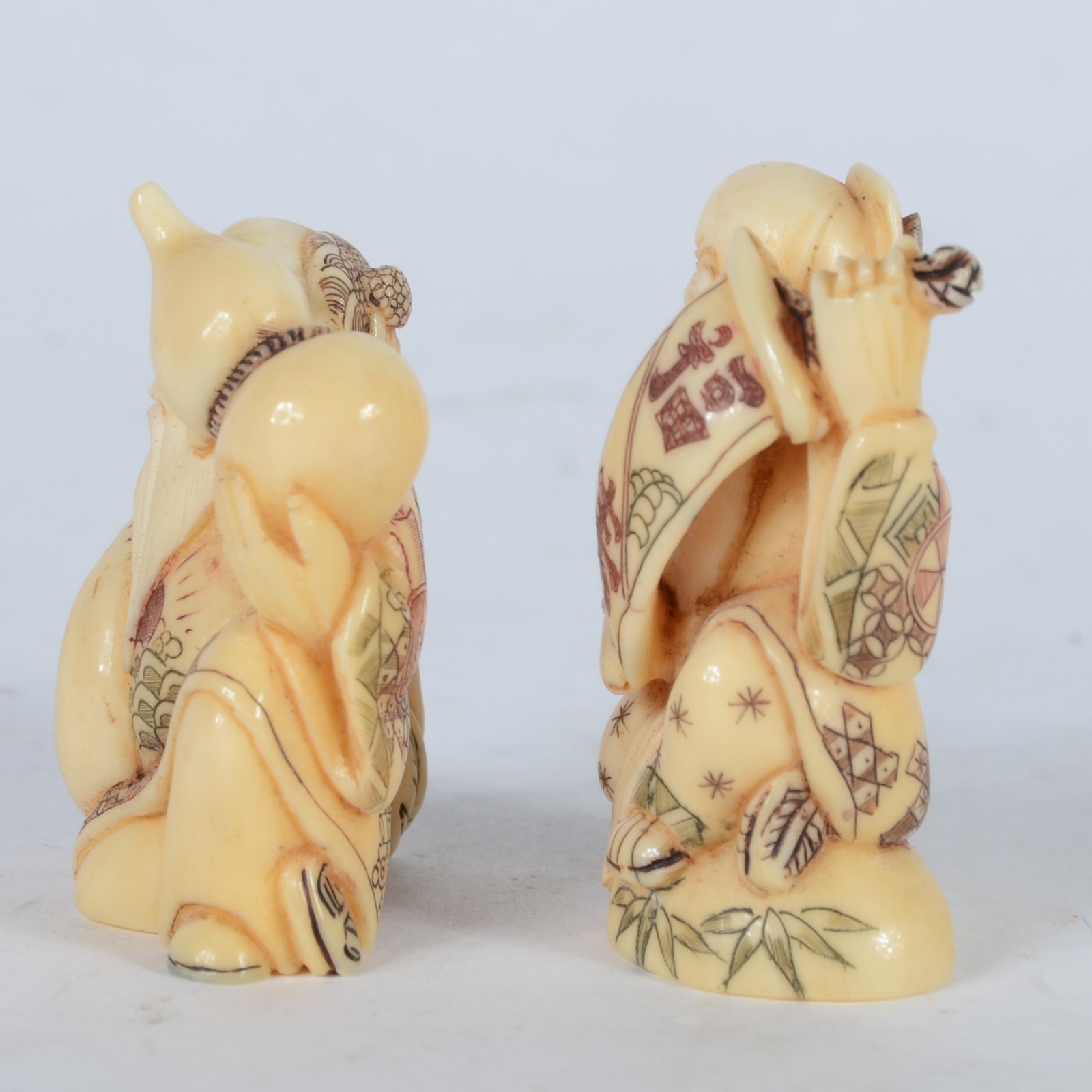 Dois netsukes de marfim oriental policromado representando anciãos... - foto 3 de 5