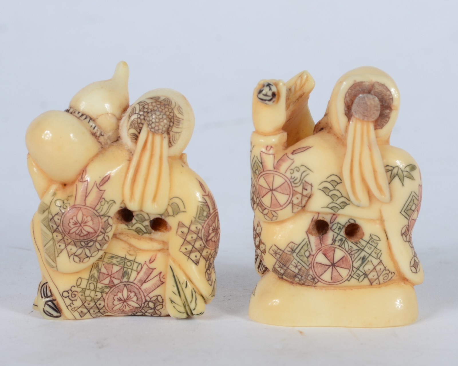 Dois netsukes de marfim oriental policromado representando anciãos... - foto 4 de 5