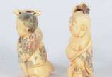 Dois netsukes de marfim representando figuras c... - Dois netsukes de marfim representando figuras com peixe e ventarola, bases assinadas.