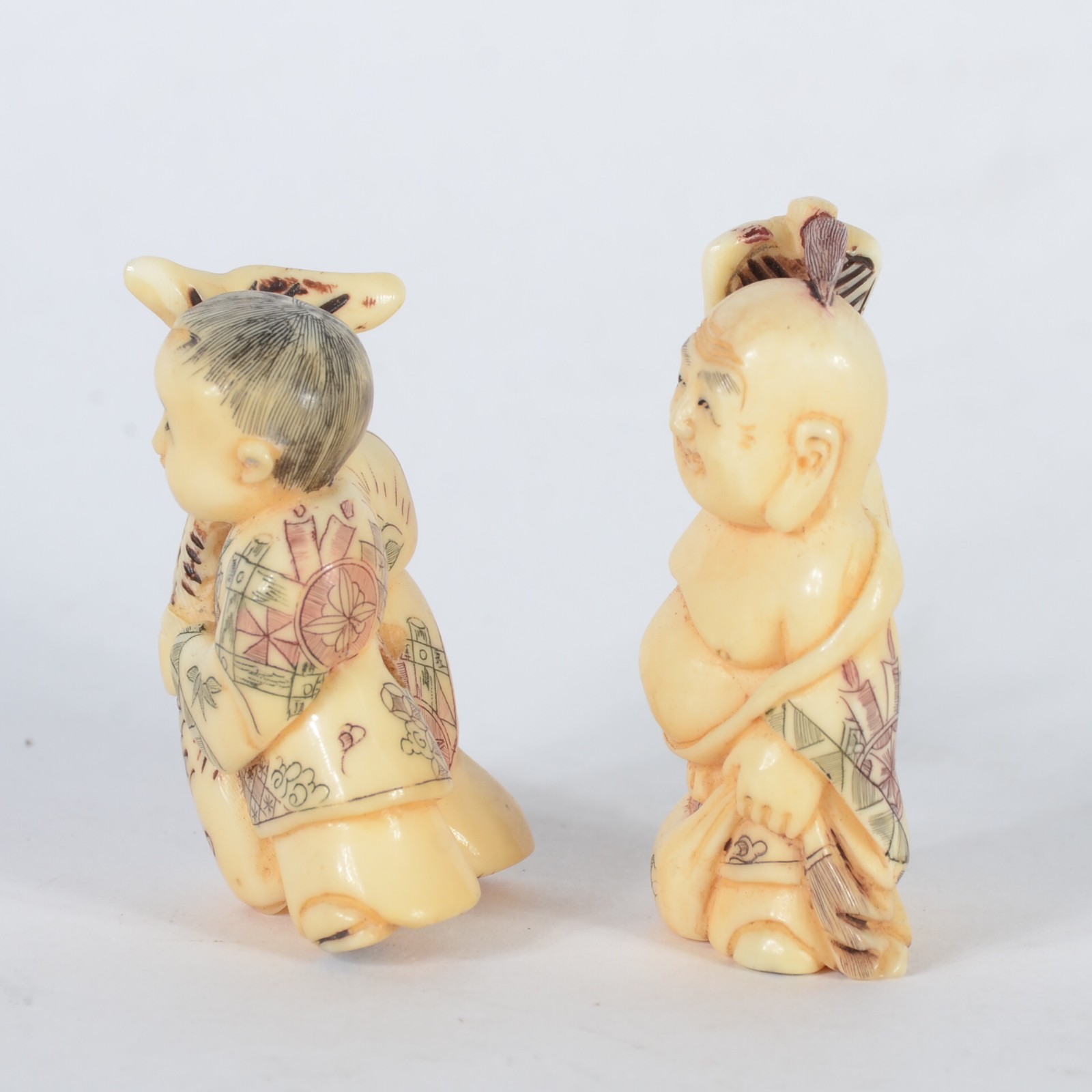 Dois netsukes de marfim representando figuras com peixe e ventarola... - foto 2 de 5