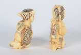 Dois netsukes de marfim representando figuras c... - Dois netsukes de marfim representando figuras com peixe e ventarola, bases assinadas.