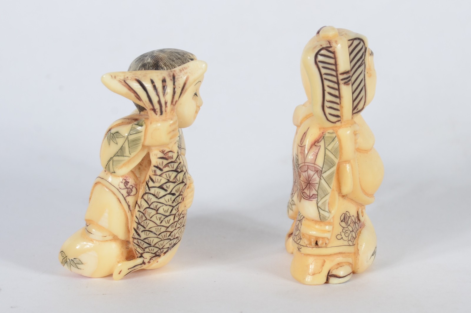 Dois netsukes de marfim representando figuras com peixe e ventarola... - foto 3 de 5