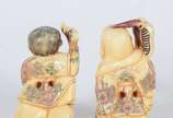 Dois netsukes de marfim representando figuras c... - Dois netsukes de marfim representando figuras com peixe e ventarola, bases assinadas.