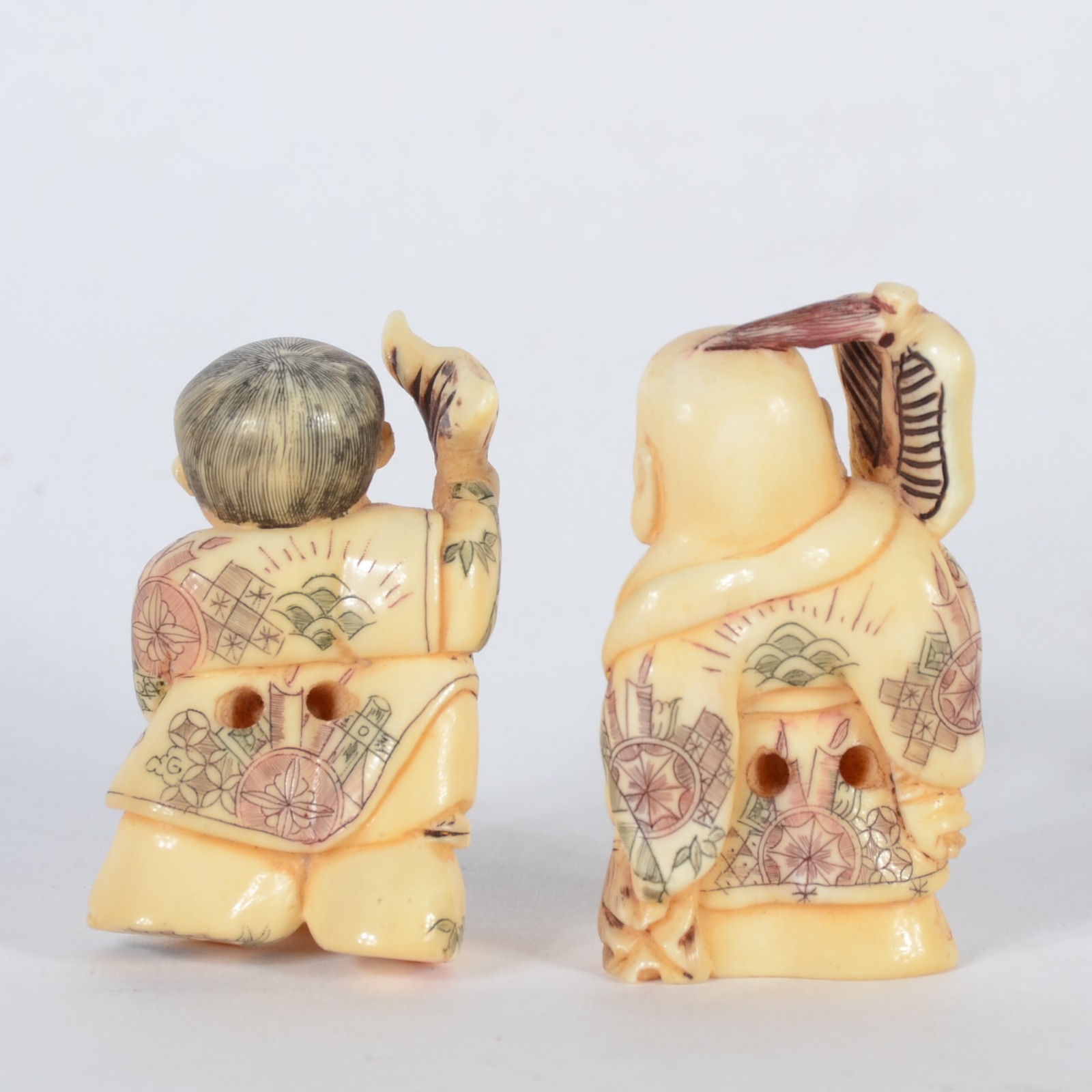 Dois netsukes de marfim representando figuras com peixe e ventarola... - foto 4 de 5