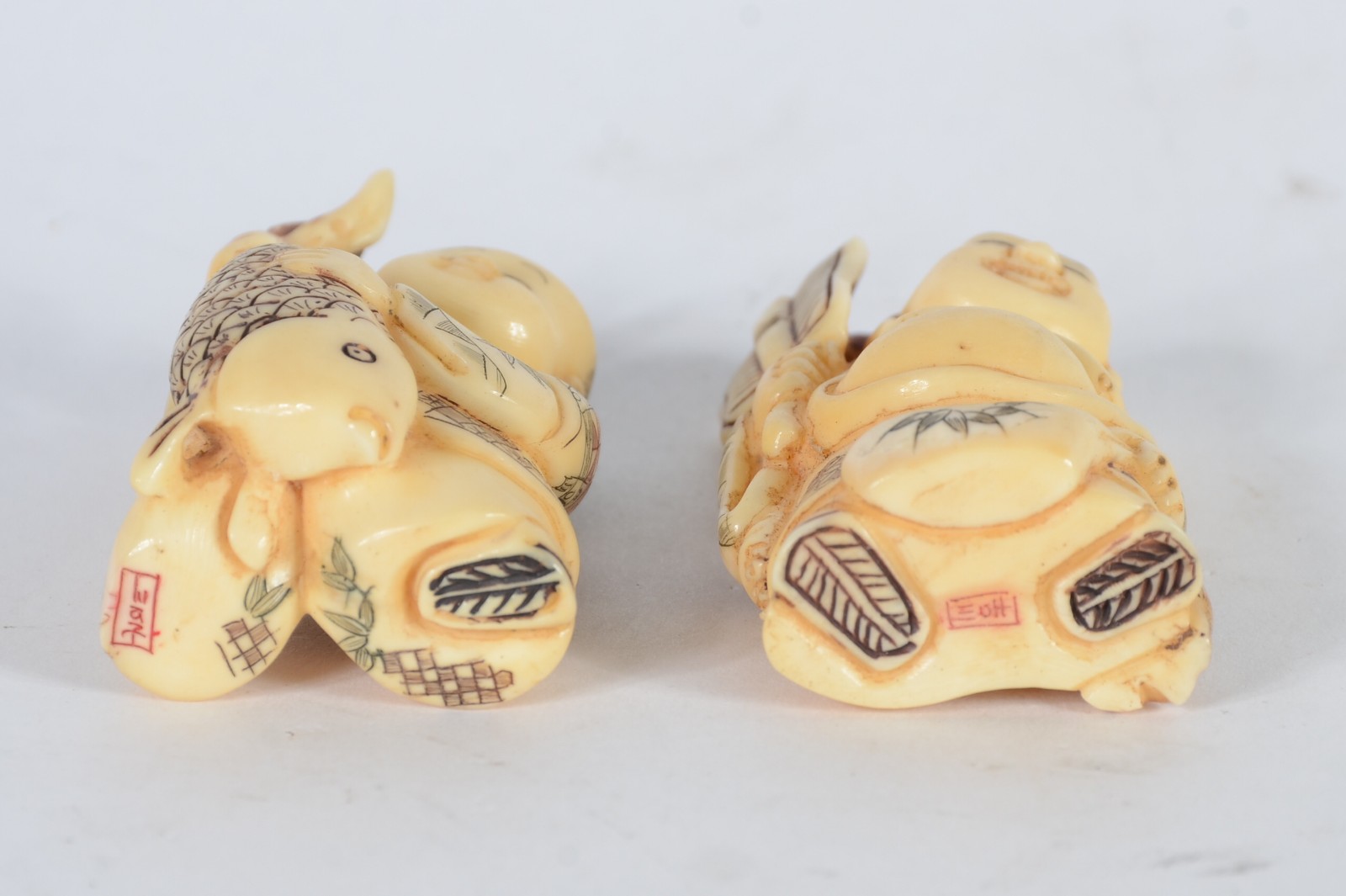 Dois netsukes de marfim representando figuras com peixe e ventarola... - foto 5 de 5
