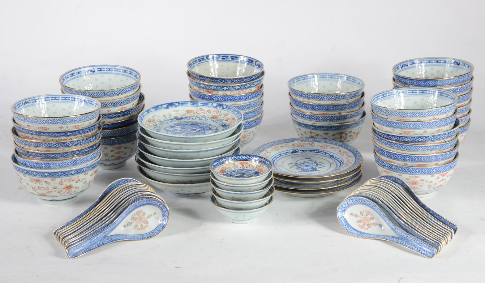 Conjunto com 34 bowls e 24 colheres de porcelana oriental "grão de... - foto 1 de 5