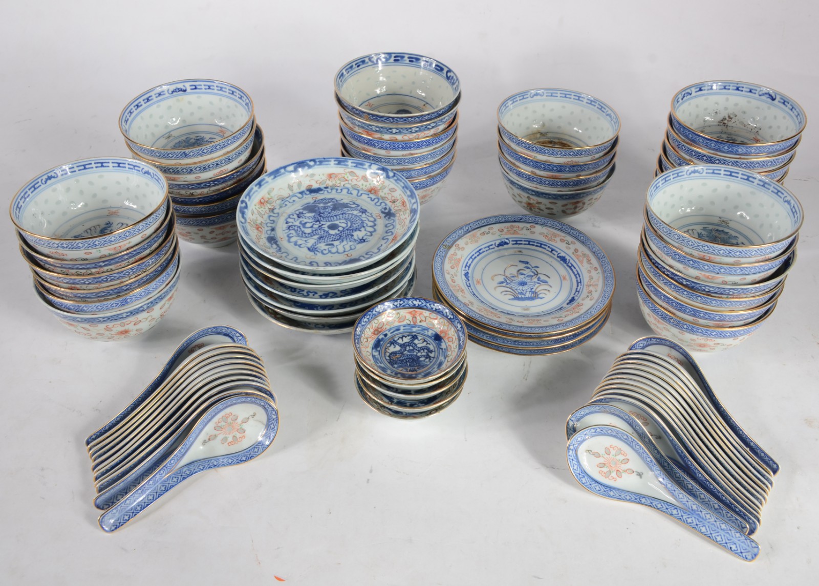 Conjunto com 34 bowls e 24 colheres de porcelana oriental "grão de... - foto 2 de 5