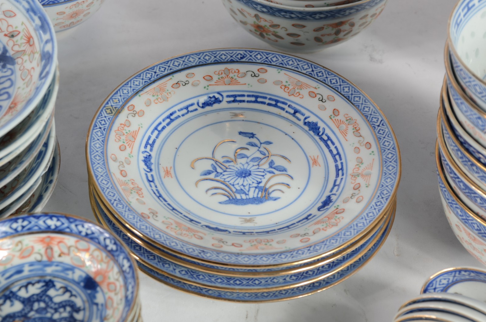 Conjunto com 34 bowls e 24 colheres de porcelana oriental "grão de... - foto 4 de 5