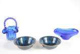 Quatro peças diversas, sendo: cesta e floreira ... - Quatro peças diversas, sendo: cesta e floreira de vidro azul e par de bowls de cloisonné.