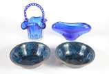 Quatro peças diversas, sendo: cesta e floreira ... - Quatro peças diversas, sendo: cesta e floreira de vidro azul e par de bowls de cloisonné.