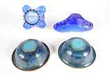Quatro peças diversas, sendo: cesta e floreira ... - Quatro peças diversas, sendo: cesta e floreira de vidro azul e par de bowls de cloisonné.