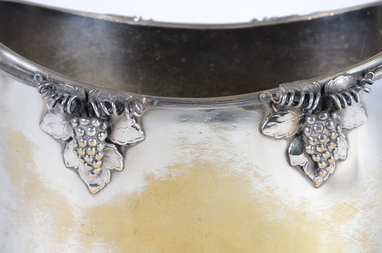 Balde para vinho ("Wine cooler") de metal prateado com alças apoiadas... - foto 3 de 5