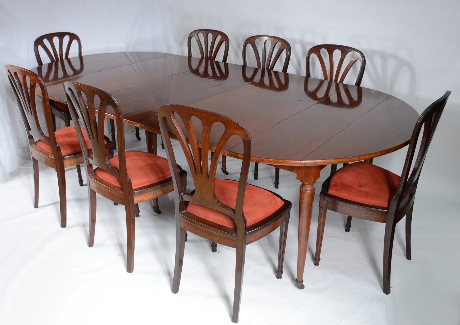 Mesa de jantar de madeira nobre, tampo oval com duas tábuas... - foto 1 de 11